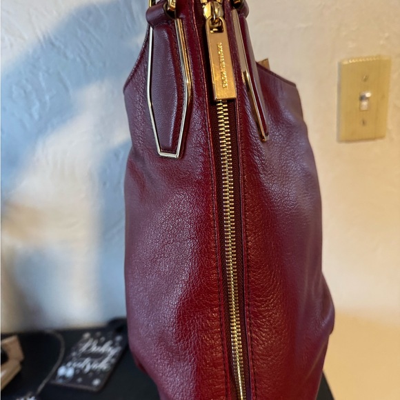 EUC Michael Kors Vanessa medium leather shoulder tote bag in a burgundy - Picture 8 of 17